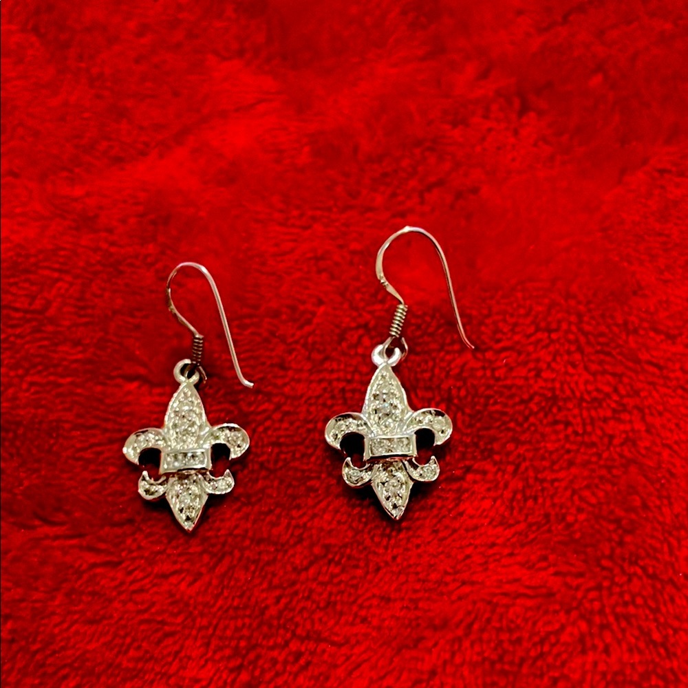 Elegant Silver Fleur-de-Lis Earrings